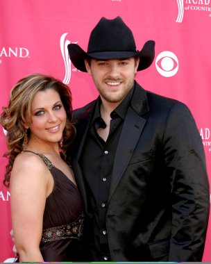 Chris Young ve Adrienne Leon
