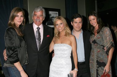 Julie claire, dennis farina, cheryl hines, chris parnell ve shannon elizabeth
