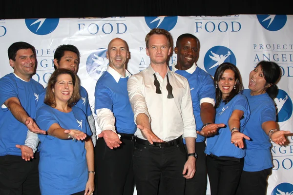 Neil Patrick Harris e Projeto Angel Voluntários de Alimentação — Fotografia de Stock