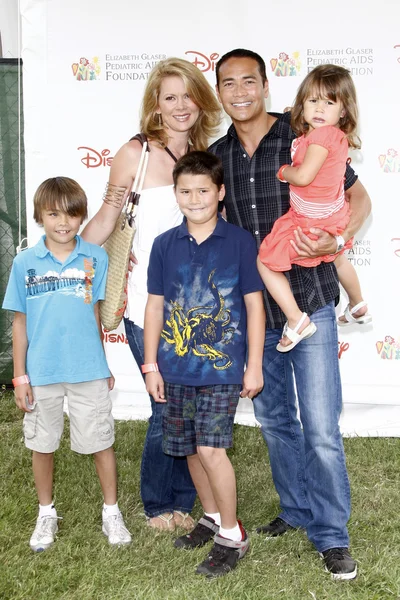 Mark Dacascos & Julie Condra (Esposa, ex SB), e família — Fotografia de Stock