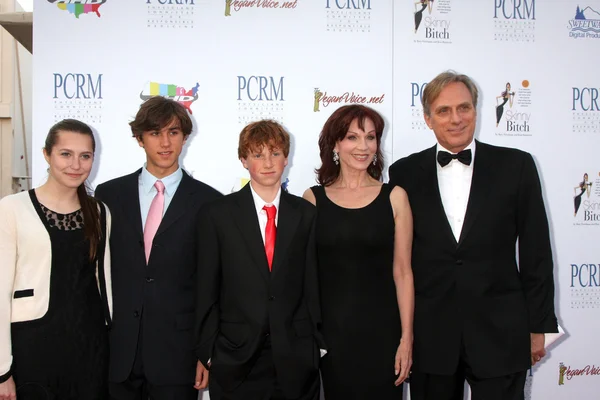 Marilu henner, zonen, man, zoon's vriendin — Stockfoto