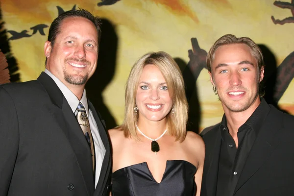 Arianne Zuker, Kyle Lowder and Arianne's brother — Stock Photo, Image