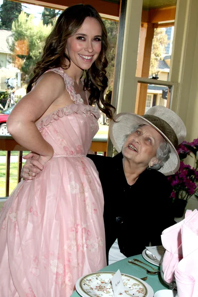 Jennifer Love Hewitt and her Grandma Charlotte Shipp — Stock Photo, Image