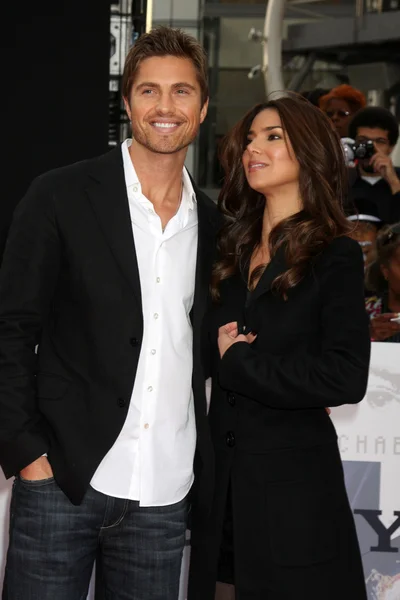 Eric Winter idealna Roselyn Sanchez — Zdjęcie stockowe