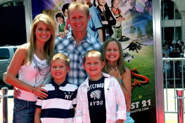 Candace Cameron Bure, husband Valeri Bure, sons Lev, Maksim and daughter Natasha — Stock Photo, Image