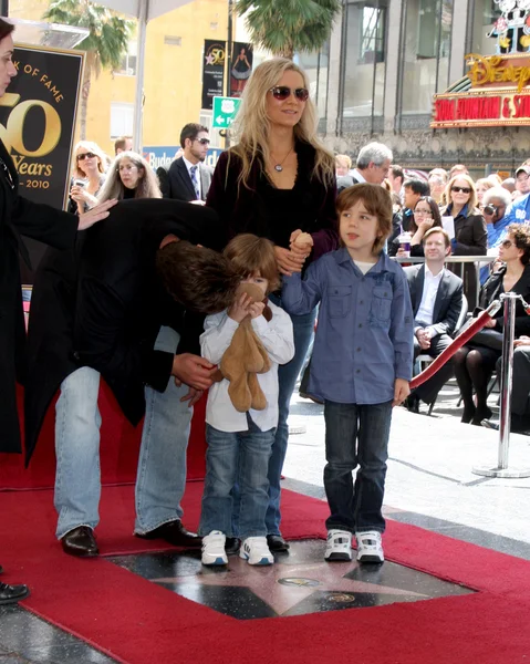 Russell Crowe & perhe — kuvapankkivalokuva