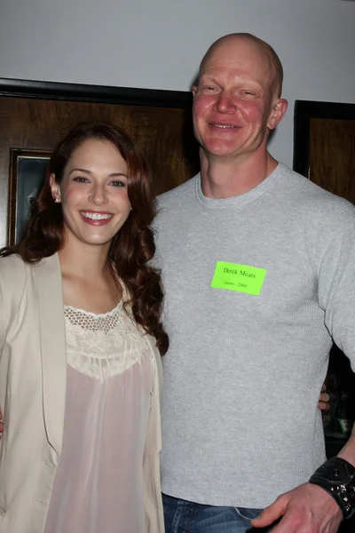 Amanda Righetti & Derek Mears — Stockfoto