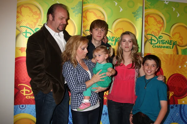 Eric allan kramer, jason dooley, bridgit mendler, leigh allyn baker, bradley perry steven — Foto de Stock