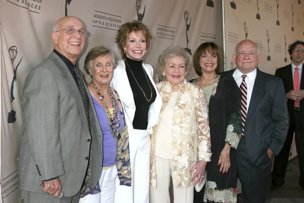 Gavin MacLeod, Cloris Leachman, Mary Tyler Moore, Betty White, Valerie Harper y Ed Asner — Foto de Stock