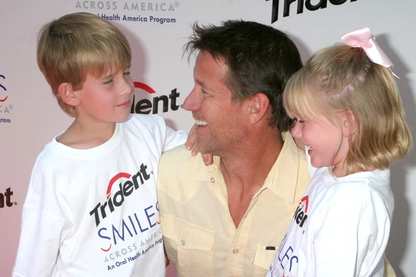 James Denton, fils Sheppard et fille Malin — Photo