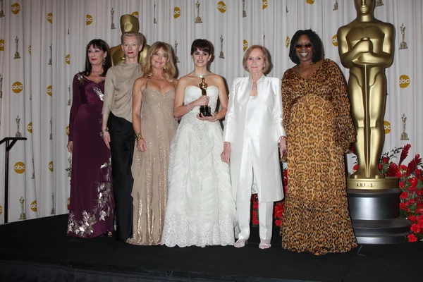 Anjelica huston, tilda swinton, Penélope cruz, eva saint marie, & whoopi ir — Fotografia de Stock