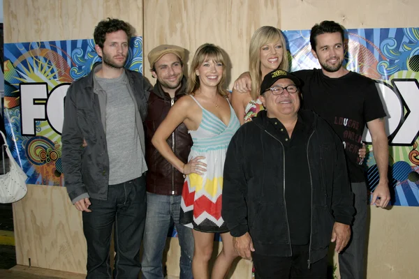 Glenn howerton, charlie den, mary elizabeth ellis den, kaitlin olson, danny devito a rob mcelhenney — Stock fotografie