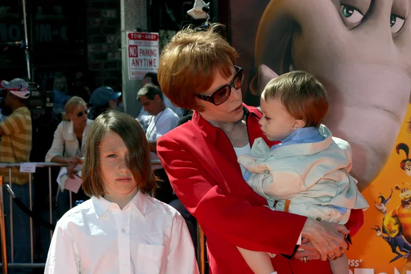Кэрол Бернетт и ее внуки, Зак и Дилан — стоковое фото