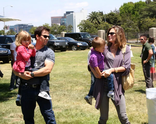 Mark wahlberg en rhea durham met hun kinderen ella rae wahlberg en michael wahlberg — Stockfoto