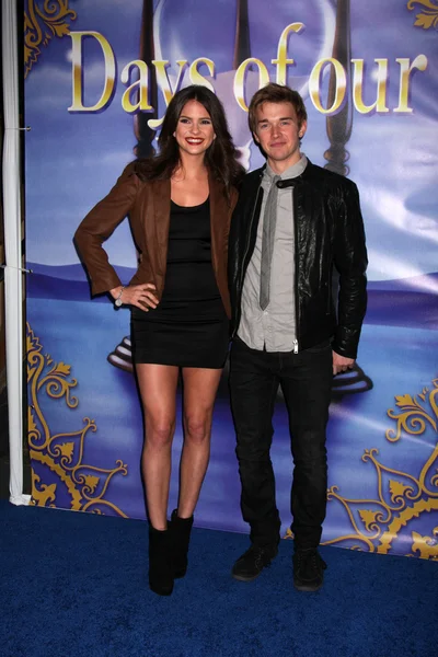 Shelley Hennig, Chandler Massey — Zdjęcie stockowe