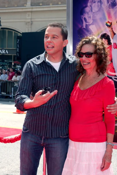 Jon Cryer & mom Gretchen Cryer — Stock Photo, Image