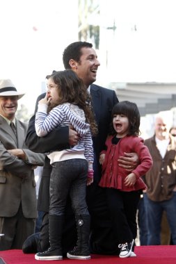 adam sandler, kızı güneşli ve sadie ile