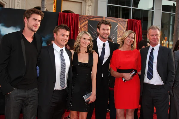 Liam Hemsworth, Chris Hemsworth, family — Stock Photo, Image