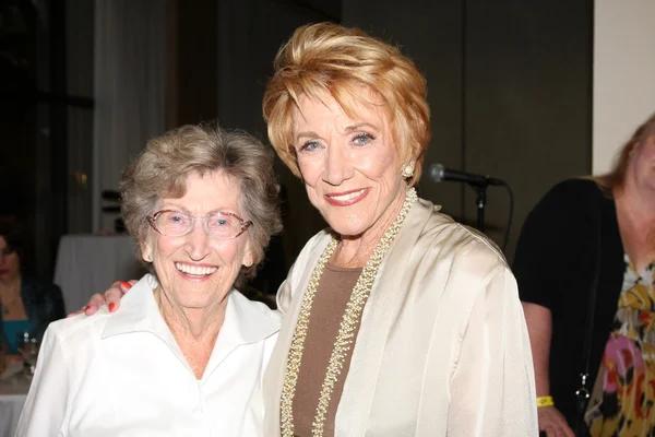 Jeanne Cooper, sister — Stock Photo, Image