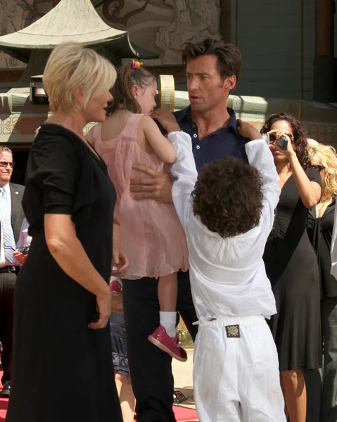 Hugh Jackman y su esposa Deborra-Lee Furness, con su hija Ava, y su hijo Oscar — Foto de Stock