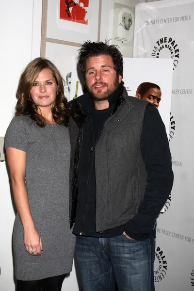 Maggie Lawson ja James Roday. — kuvapankkivalokuva