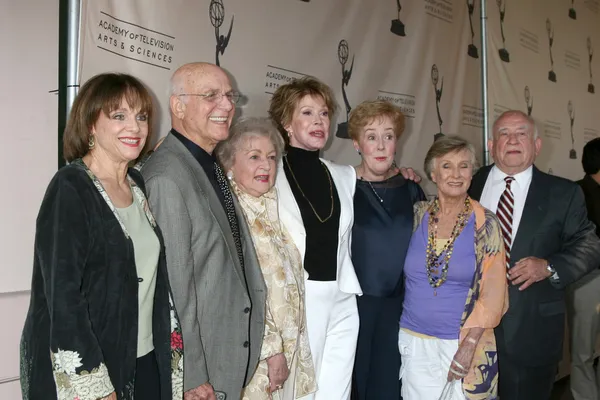 Gavin MacLeod, Cloris Leachman, Mary Tyler Moore, Betty White, Valerie Harper og Ed Asner – stockfoto