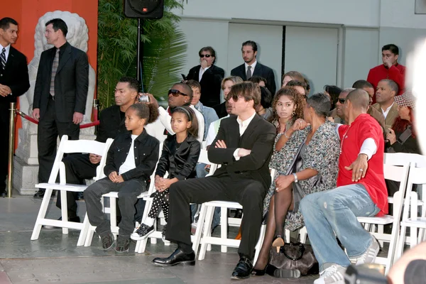 Tom Cruise with Will's friends and family — Stock Photo, Image