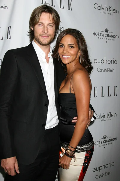 Gabriel Aubry and Halle Berry — Stock Photo, Image