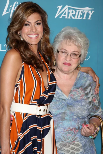 Eva Mendes & mor — Stockfoto