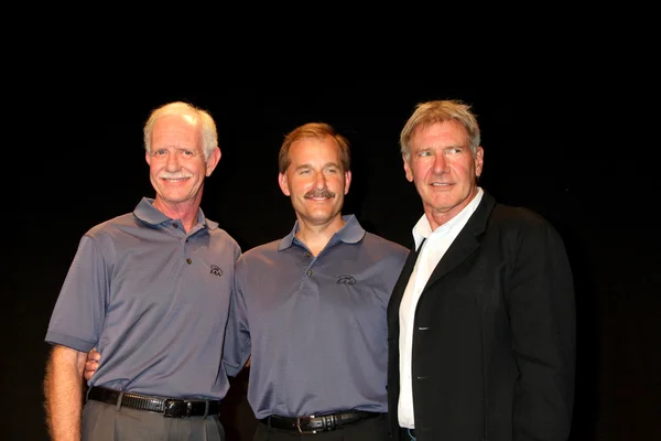 Capitán Chesley "Sully" Sullenberger, Jeff Skiles, & Harrison Ford —  Fotos de Stock