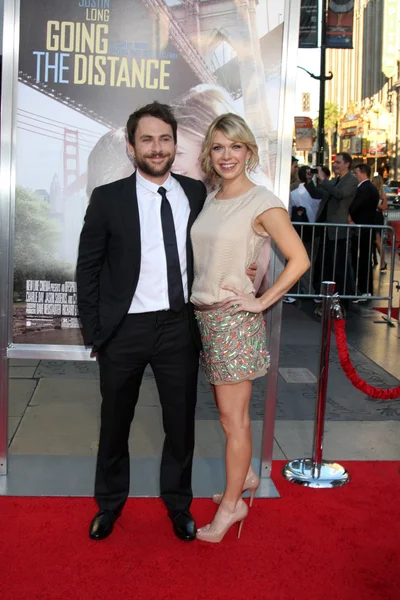 Charlie Day & Esposa Mary Elizabeth Ellis — Foto de Stock