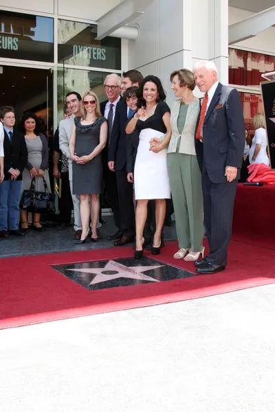 Julia Louis-Dreyfus, Brad Hall y sus hijos, padres, hermana y hermano - — Foto de Stock