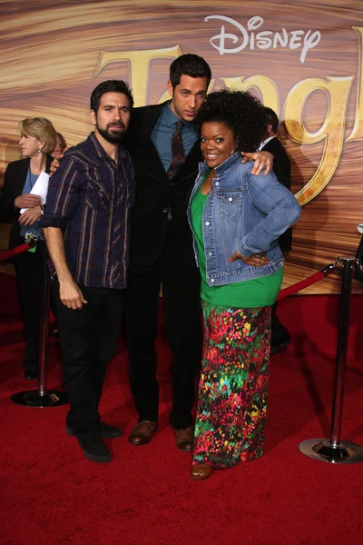 Josh Gomes, Zachary Levi, Yvette Nicole Brown — Stockfoto