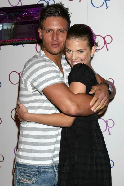 Logan Fenton, Annalynne Mccord — Foto de Stock