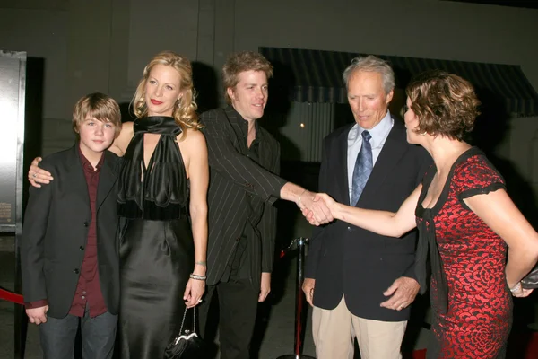 Miles Heizer, Alison Eastwood, Kyle Eastwood, Clint Eastwood, an — Stock Photo, Image