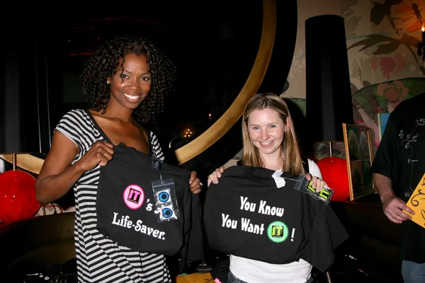 Vanessa Williams & Beverly Mitchell — Stock Photo, Image