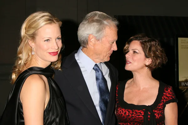 Alison eastwood, clint eastwood, a marcia gay harden — Zdjęcie stockowe