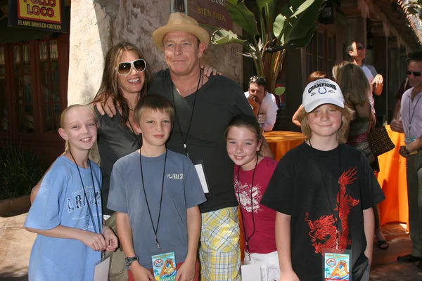 Amanda Pays, Corbin Bernsen, avec leurs enfants et leur nièce, leurs neveux — Photo