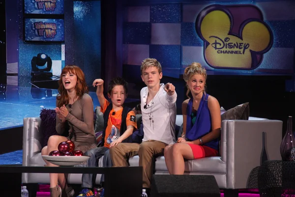 Bella Thorne, Davis Cleveland, Kenton Duty, Caroline Sunshine — Zdjęcie stockowe