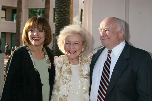 Valerie Harper, Betty White, and Ed Asner — Stock Photo, Image