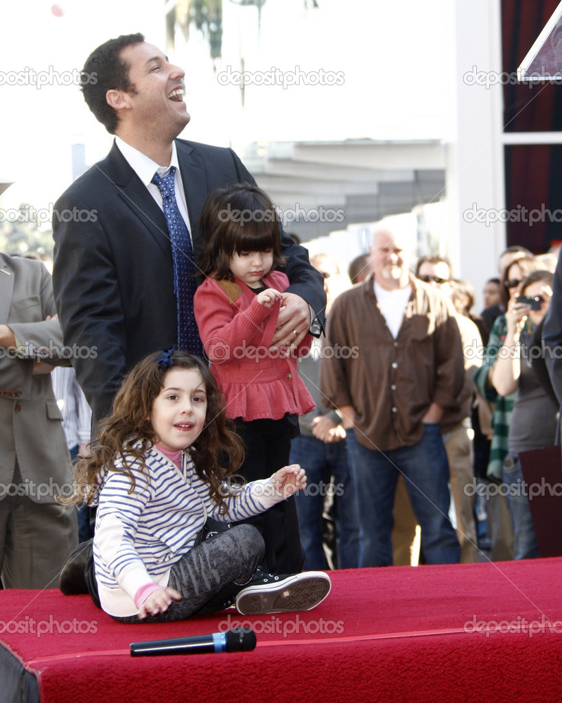 Adam Sandler, con le figlie Sunny e Sadie — Foto stock editoriale di ©  Jean_Nelson #13085210, image size:819x1024