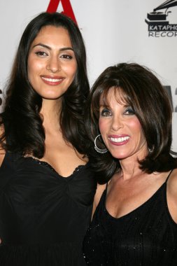 Raya Meddine ve Kate Linder