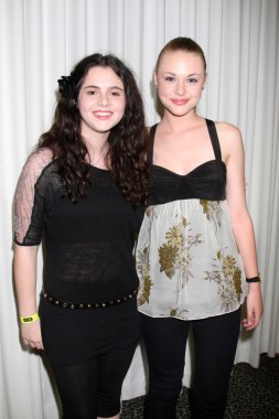 Vanessa Marano ve Hayley Erin