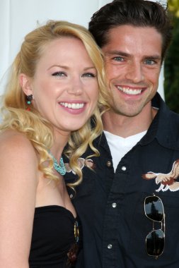 Adrienne Frantz ve Scott Bailey