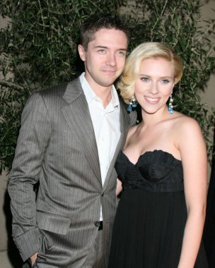 Topher Grace ve Scarlett Johansson