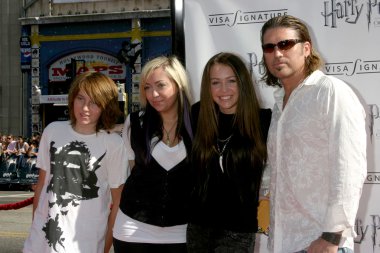 Bronson, brandi, miley ve billy ray cyrus