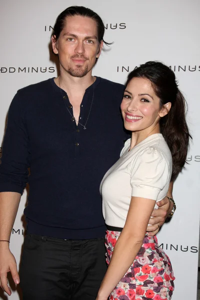 Steve Howey, Sarah Shahi — Stockfoto