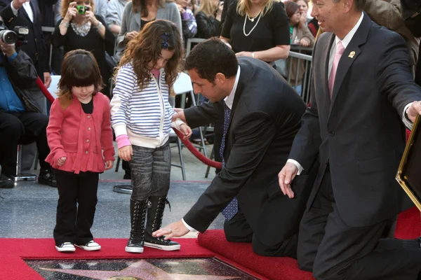 Adam Sandler, com as filhas Sunny e Sadie — Fotografia de Stock