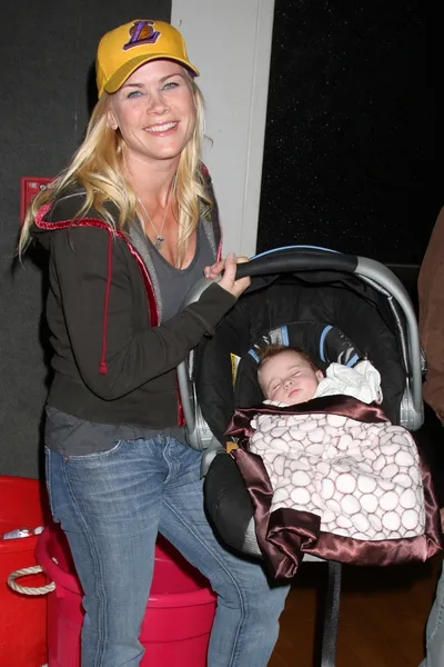 Alison Sweeney y su bebé Megan Hope Sanov — Foto de Stock