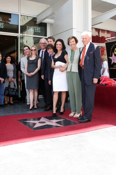 Julia louis-dreyfus, brad hall & deras barn, föräldrar, syster & bror- — Stockfoto